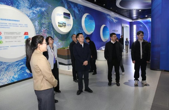 怀柔科学城管委会副主任、怀柔区人民政府副区长兰雄景一行到9888拉斯维加斯官方网站工场考察调研